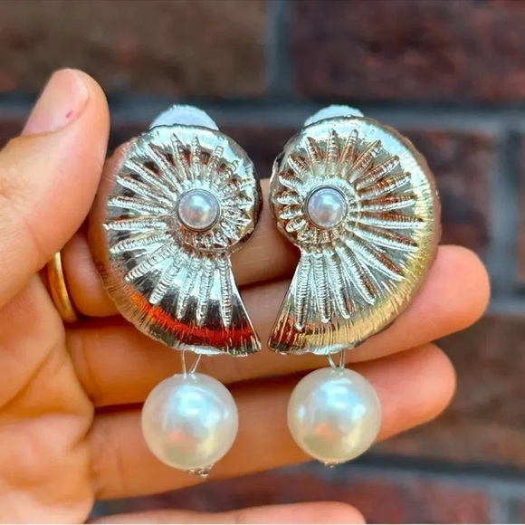 Snail Pearl Silver Earrings - Picture 4 of 6